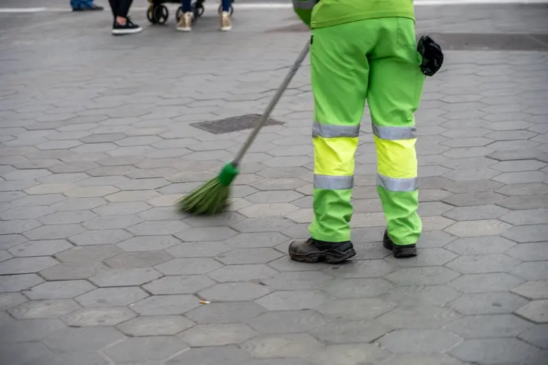 The Importance Of Hi-Vis Trousers For Outdoor Workers - Ark Safety (2)