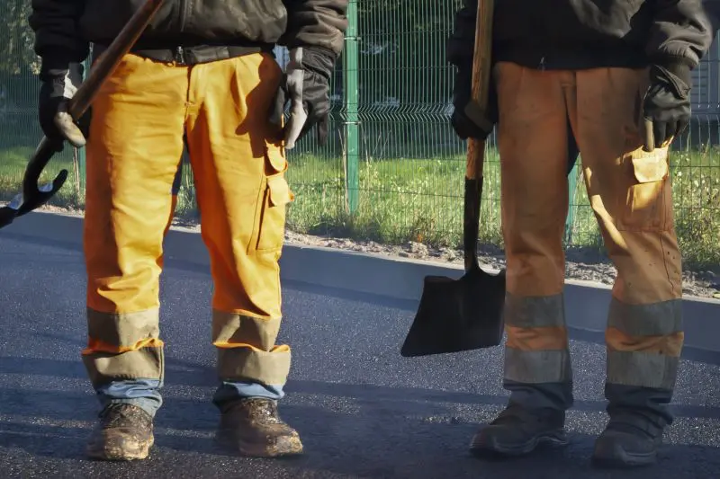 The Importance Of Hi-Vis Trousers For Outdoor Workers - Ark Safety (3)