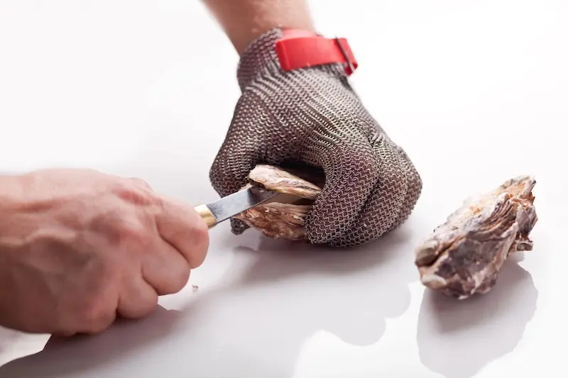 How To Choose The Best Chainmail Gloves For Protecting Your Employees