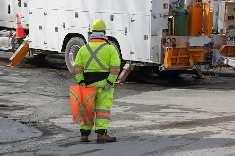 Sourcing The Best Hi Vis Trousers For Construction Crews In Ireland - Ark Safety (3)